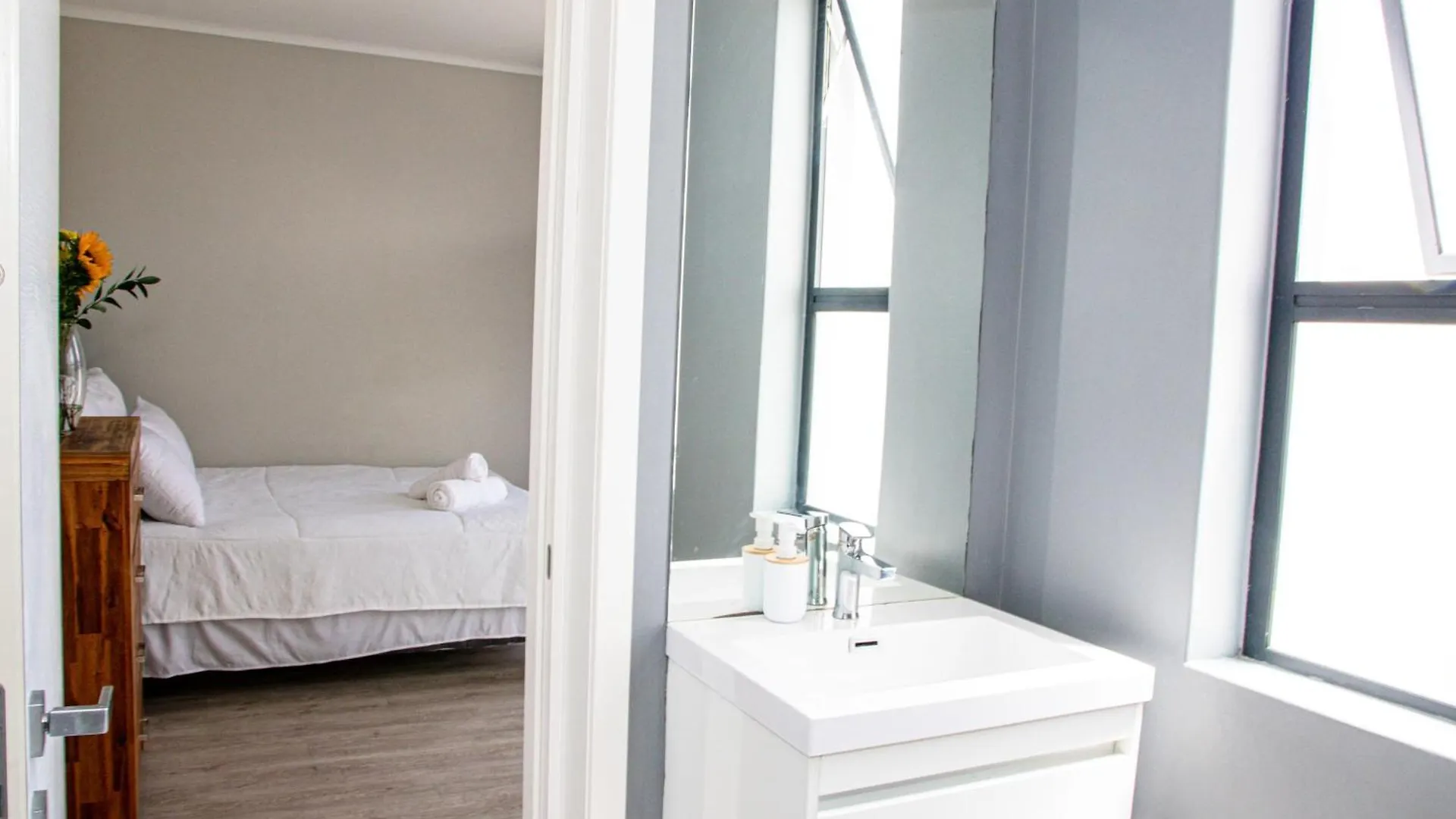 B&B Sitari County Estate - The Most Iconic Estate Cape Town 0*,  South Africa