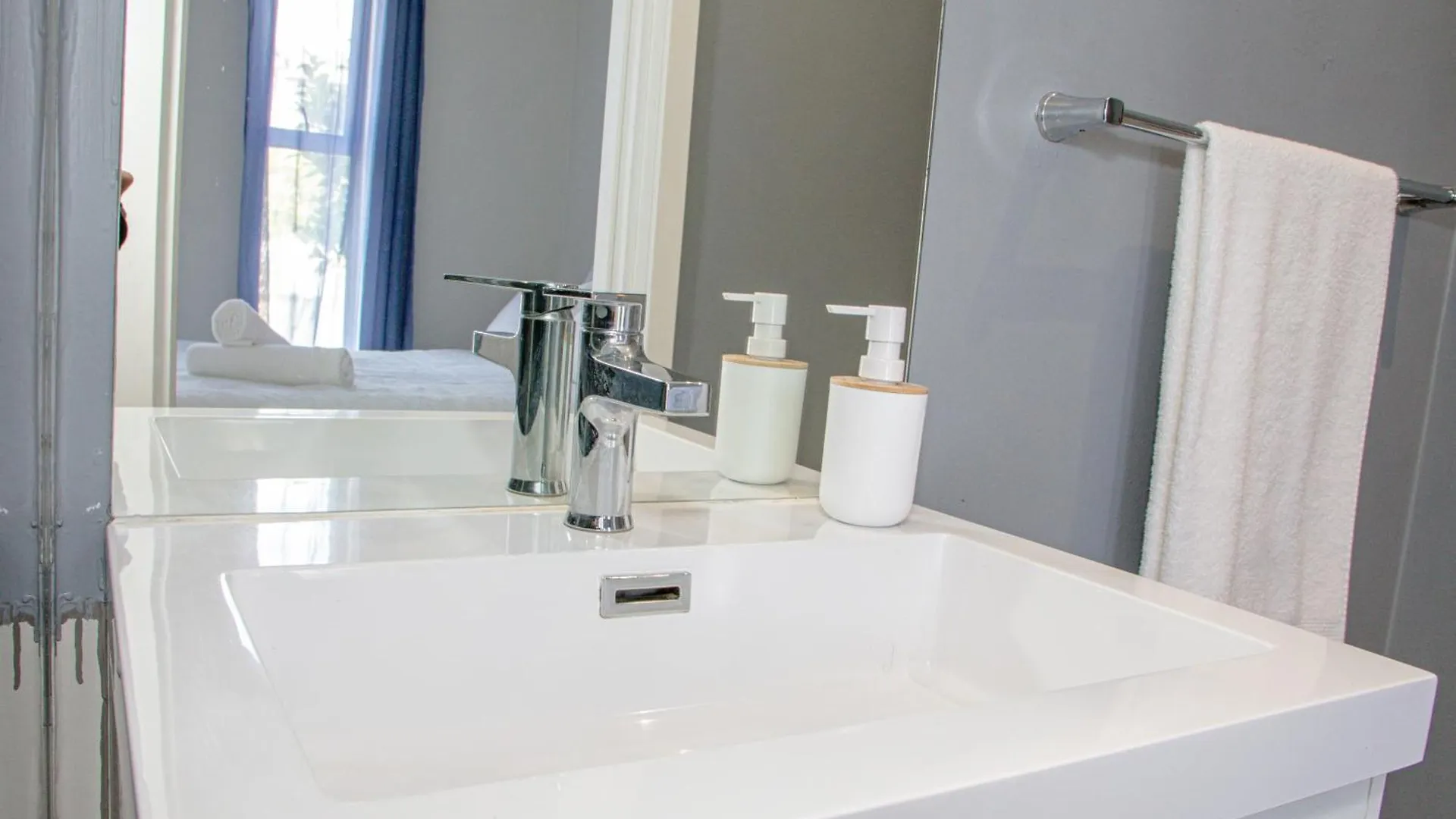 B&B Sitari County Estate - The Most Iconic Estate Cape Town